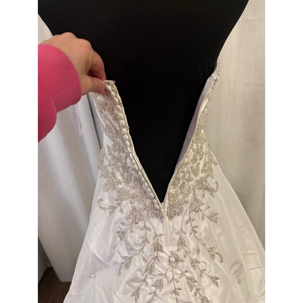 Strapless Wedding Dress/Gown By David's Bridal Size 0 with Bustle - Picture 4 of 9